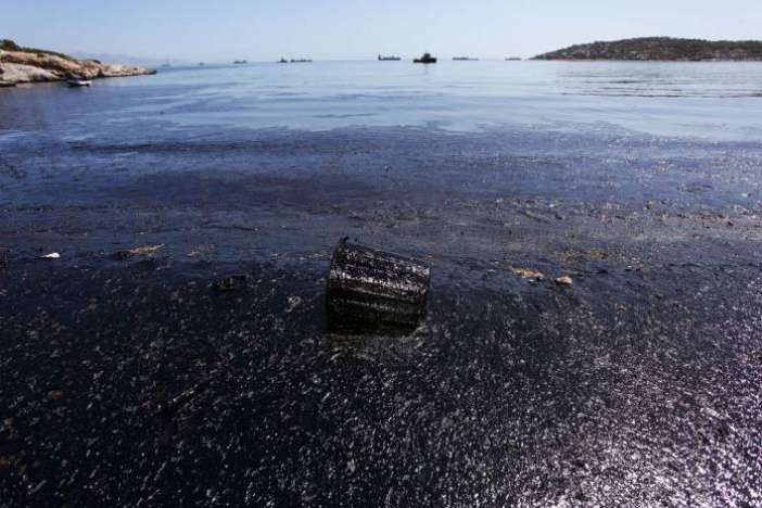 Σε ποιες ακτές της Αττικής απαγορεύεται το κολύμπι λόγω πετρελαιοκηλίδας